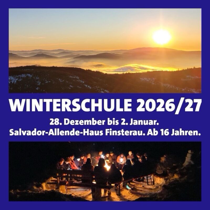 Sonne über Berglandschaft, darunter Jugendliche im Schnee um ein Lagerfeuer